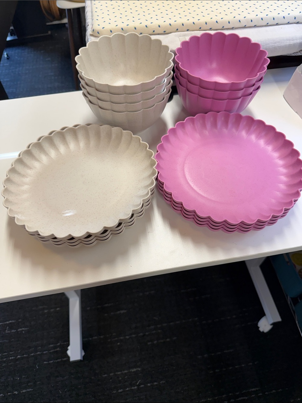 Crofton 8 Plates 7 bowls scalloped